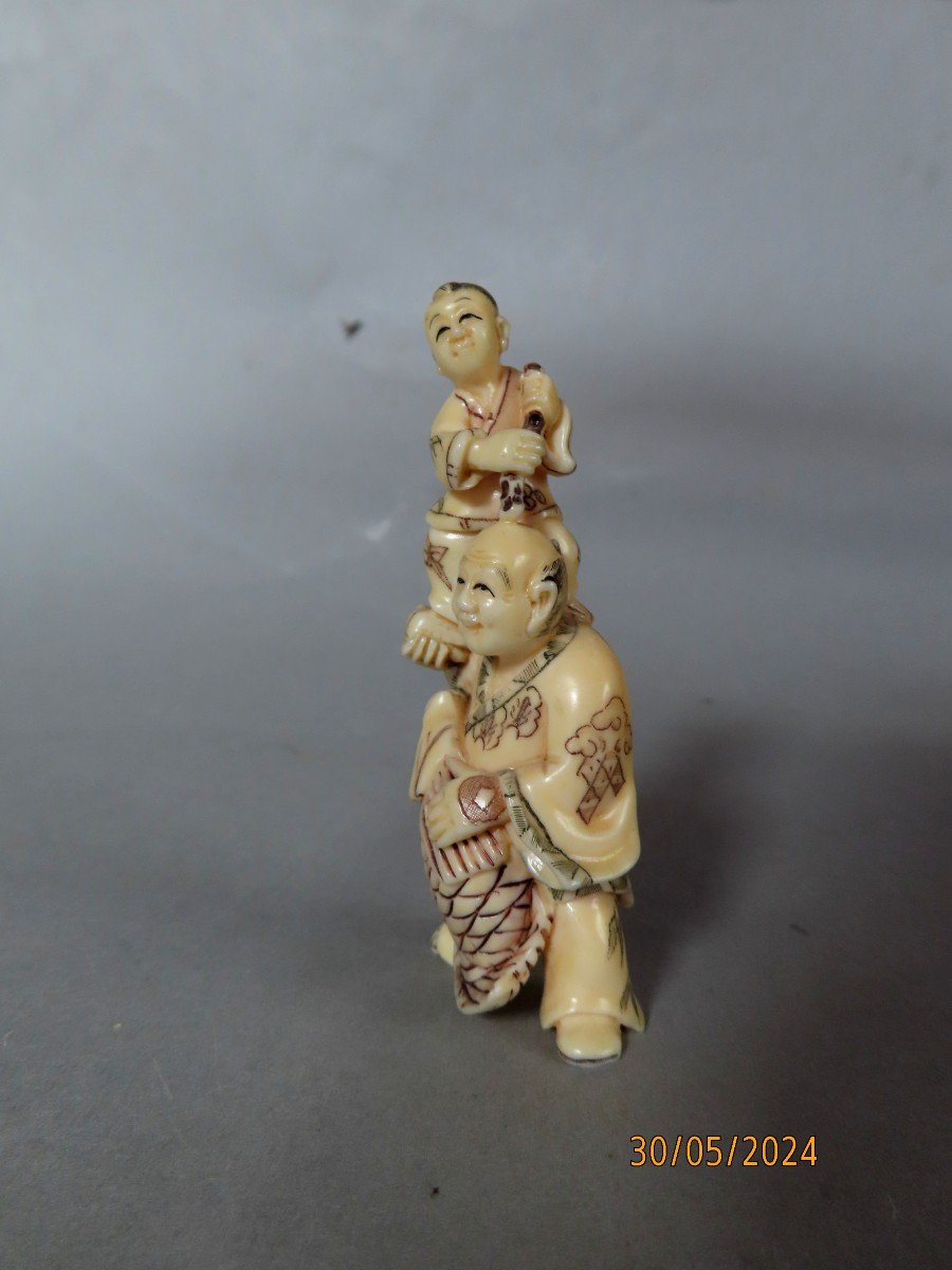 Netsuke en ivoire . Pêcheur heureux. Japon époque Taisho (1912 -19128 )-photo-2