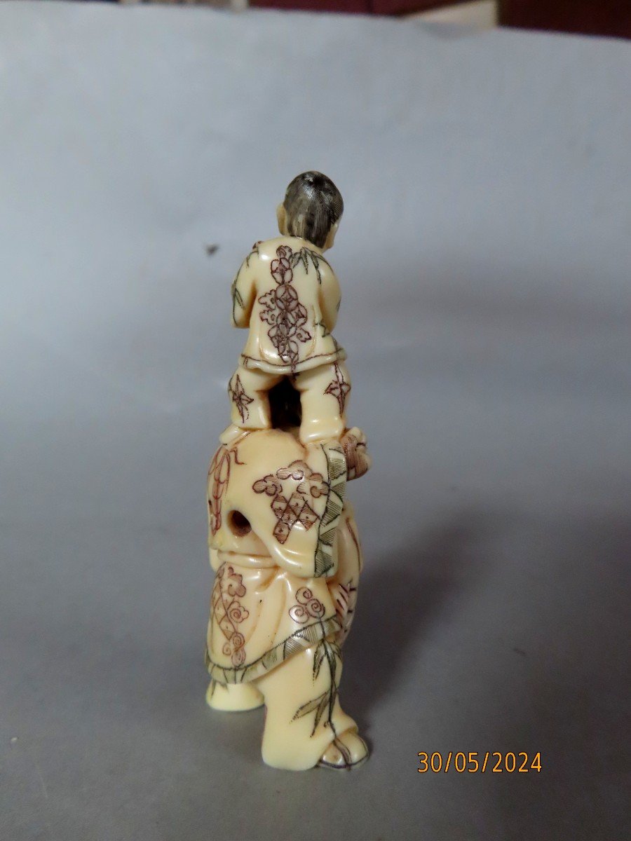 Netsuke en ivoire . Pêcheur heureux. Japon époque Taisho (1912 -19128 )-photo-1