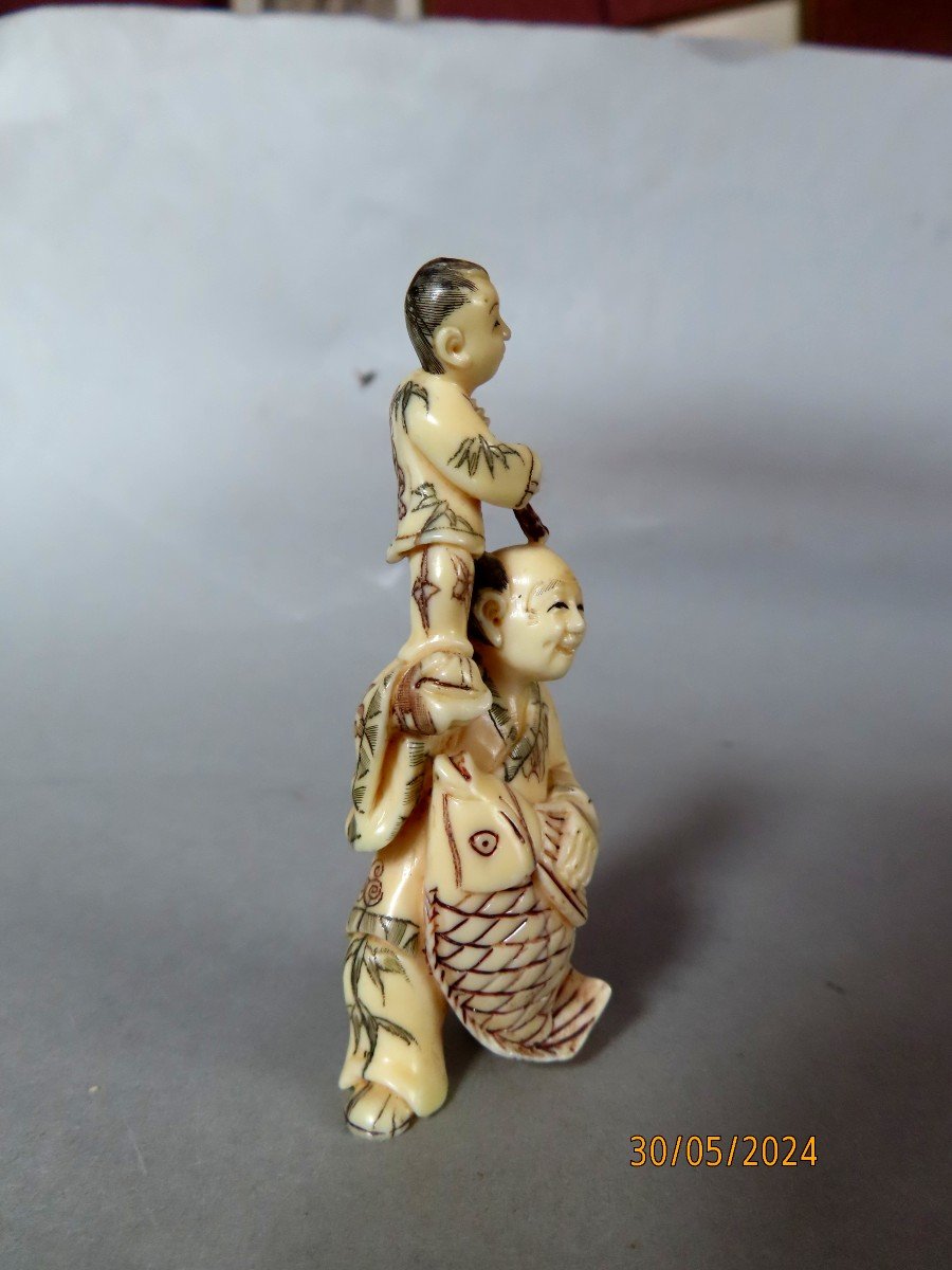 Netsuke en ivoire . Pêcheur heureux. Japon époque Taisho (1912 -19128 )-photo-2