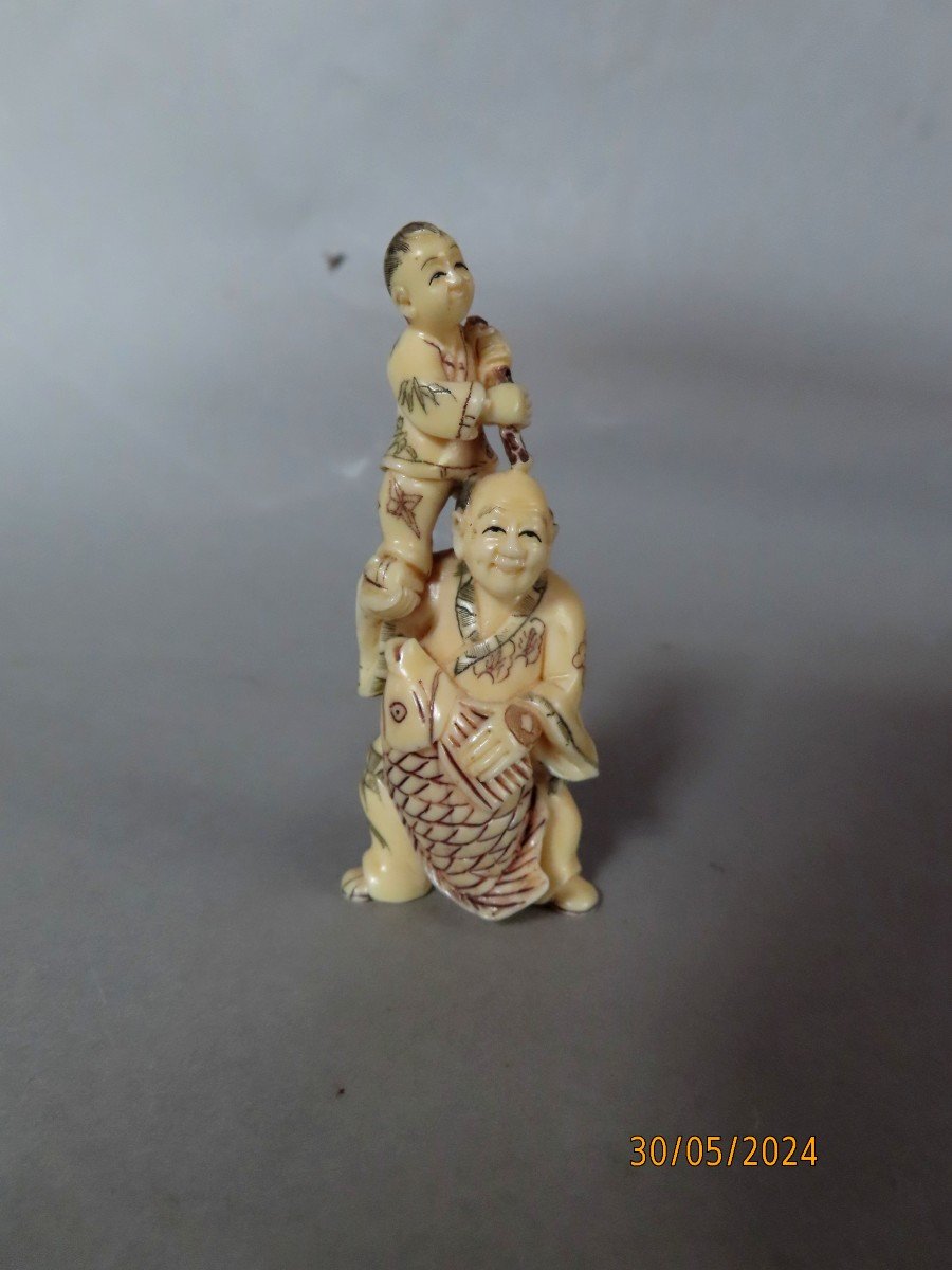 Netsuke en ivoire . Pêcheur heureux. Japon époque Taisho (1912 -19128 )