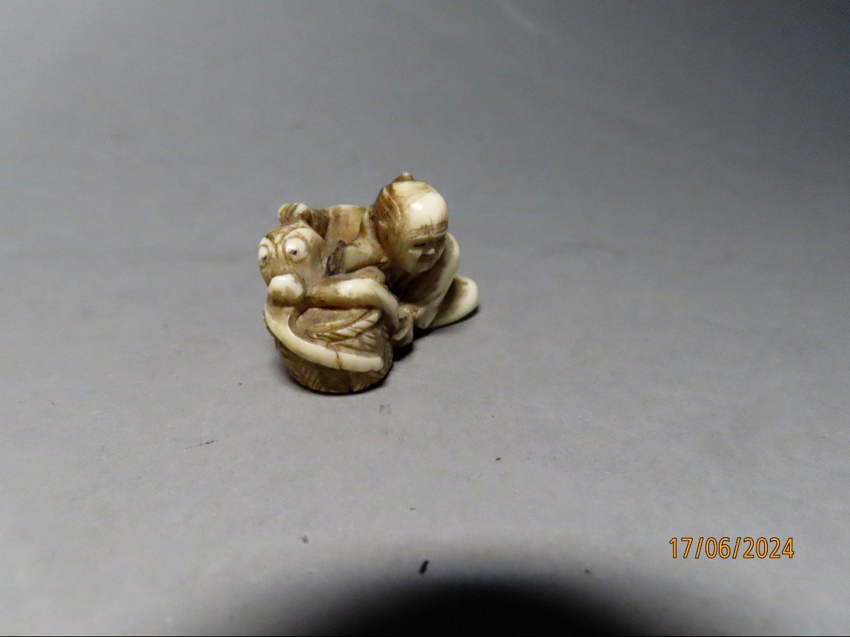 Netsuke en ivoire. Pêcheur de pieuvre. Japon époque Meiji (1868-1912 )