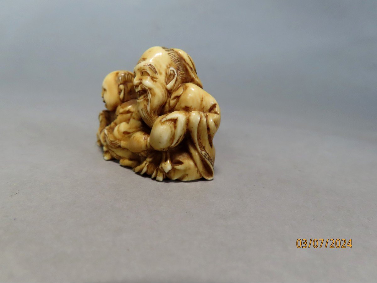 Netsuke en ivoire.  Petit cheval sortant d'une gourde. Japon ère Meiji (1868-1912 )-photo-2