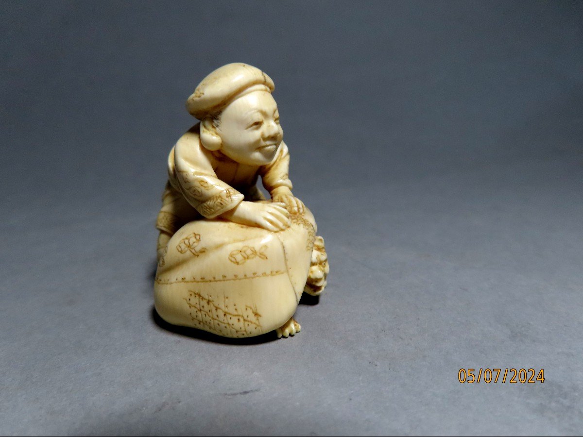 Netsuke en ivoire. Daikoku, son sac de richesses et l'Oni. Japon ère Meiji (1868-1912 )-photo-1