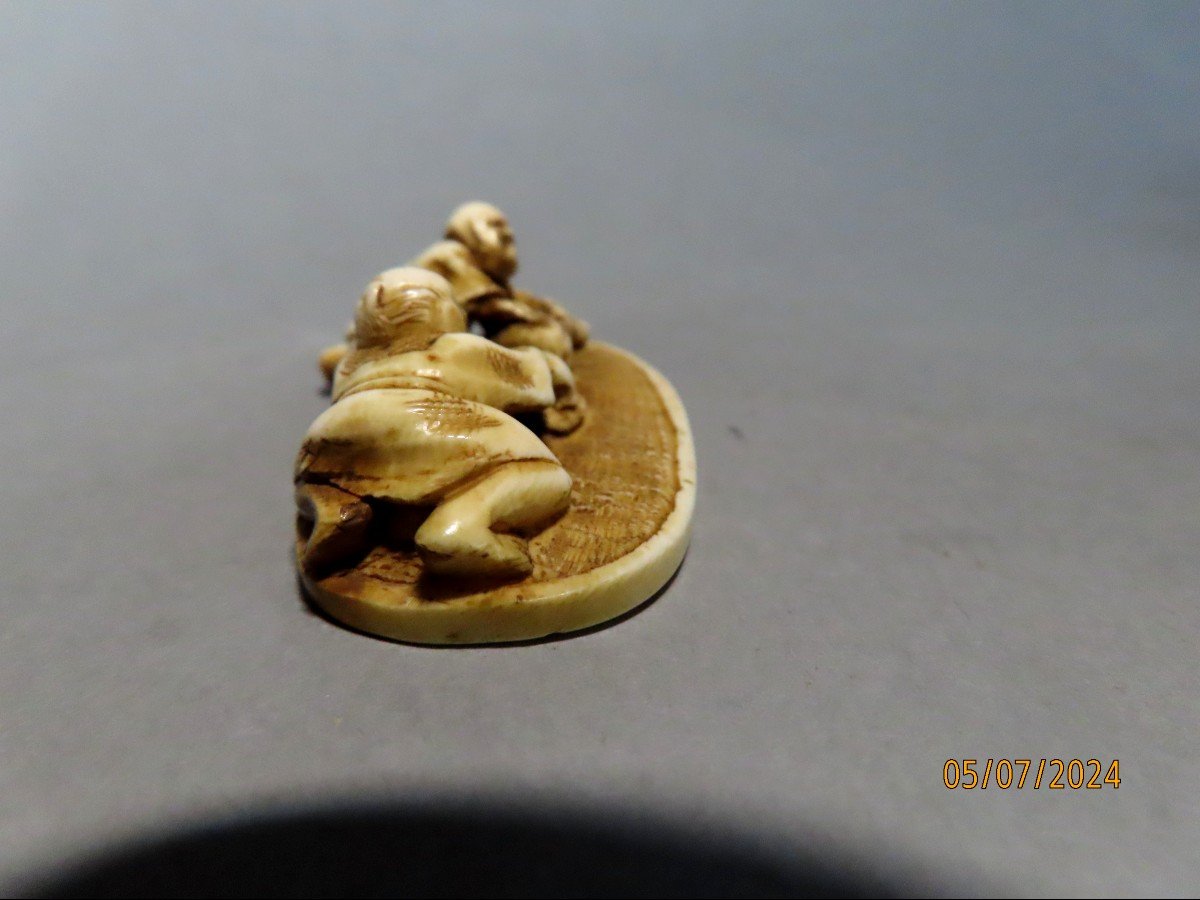 Netsuke artisan sur une stuba. Samouraï.Japon ère Meiji.(1868-1912 )-photo-2