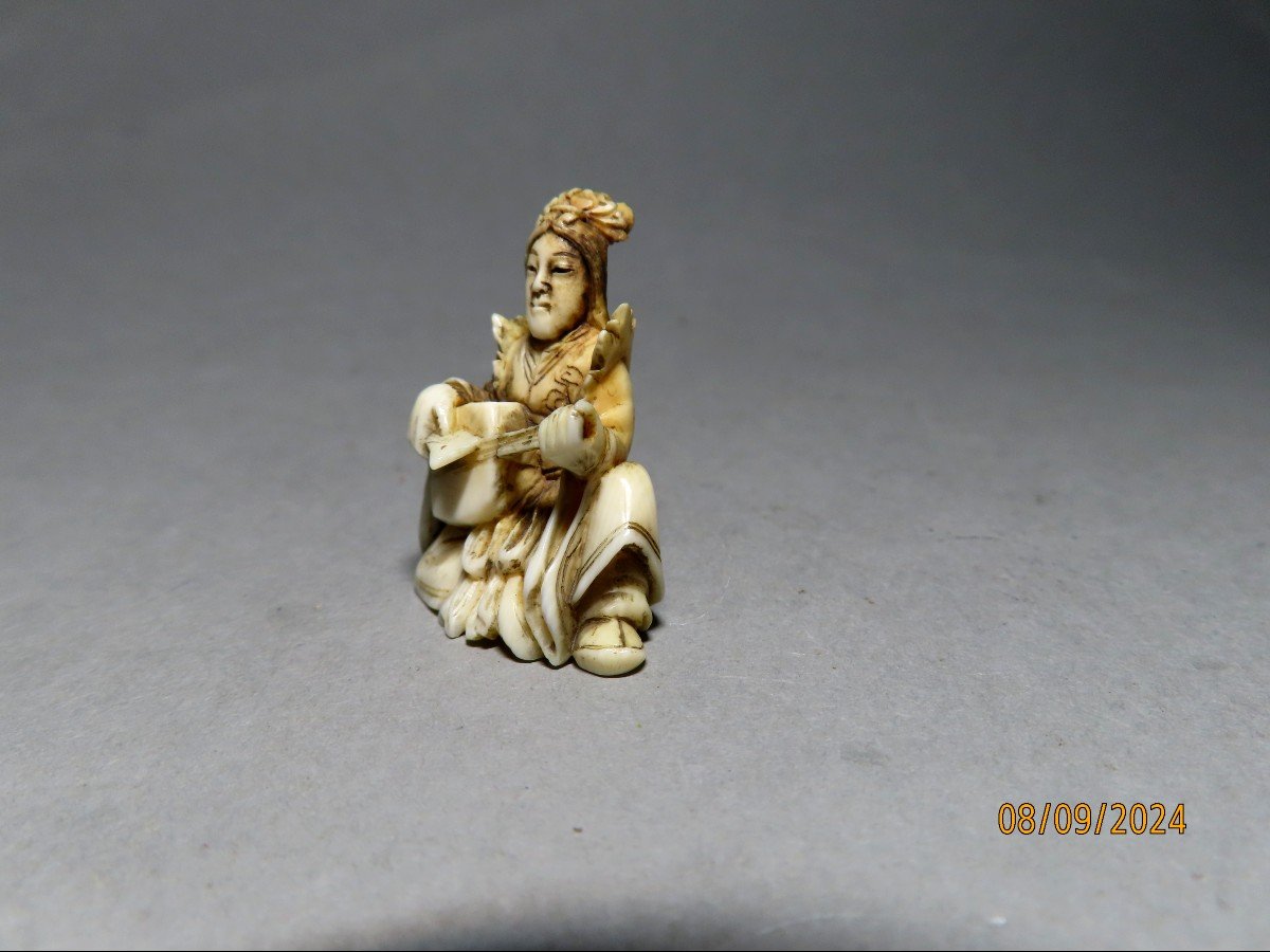 Netsuke En Ivoire. Benten Jouant Du Shamizen. Japon époque Meiji (1868-1912 )-photo-2