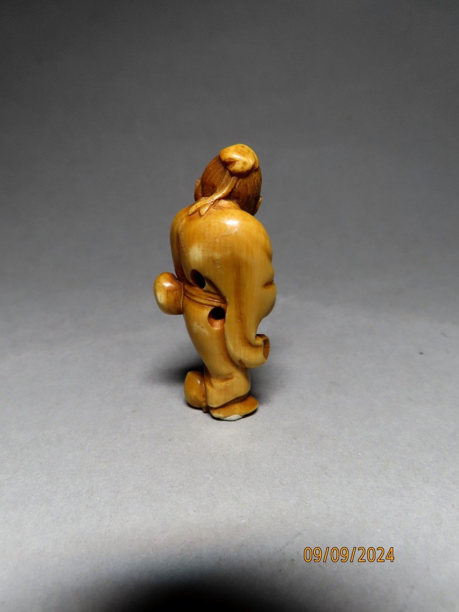 Netsuke en Ivoire.  Le marchand de fruits. Japon époque Meiji (1868-1912 )-photo-4