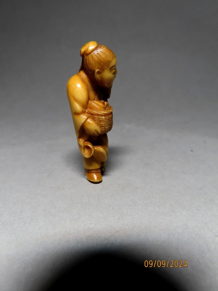 Netsuke en Ivoire.  Le marchand de fruits. Japon époque Meiji (1868-1912 )-photo-1