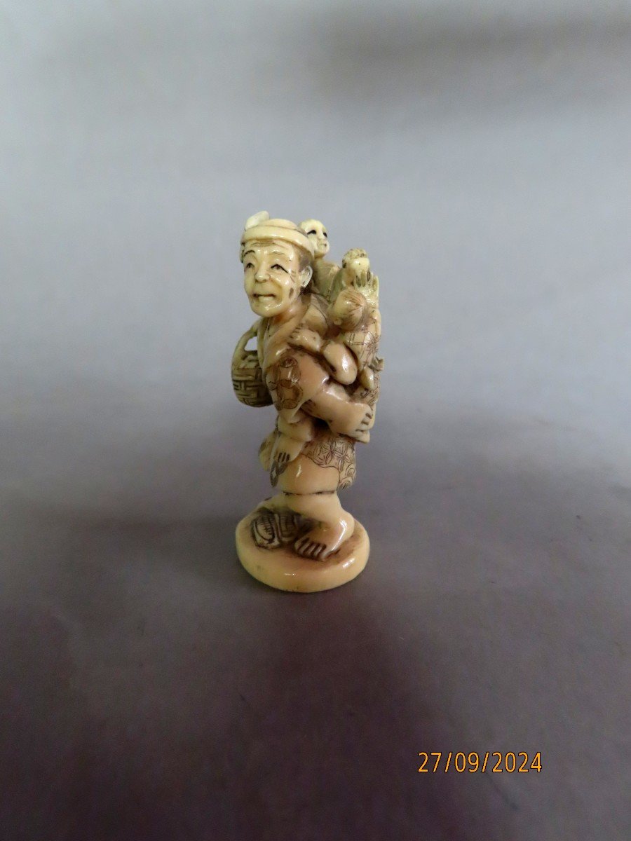 Netsuke en ivoire. Paysan et deux enfants. Japon époque Meiji (1868-1912 )-photo-2