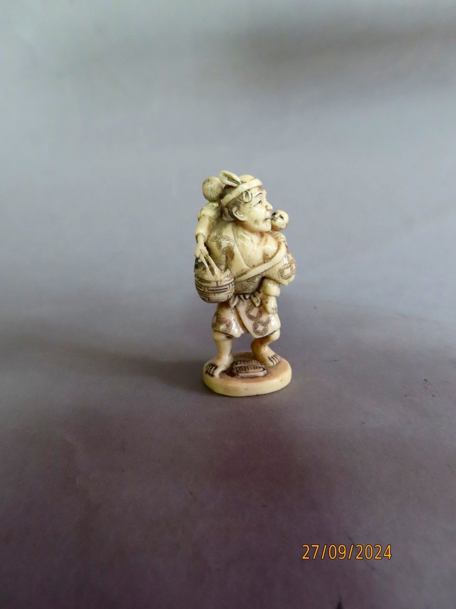 Netsuke en ivoire. Paysan et deux enfants. Japon époque Meiji (1868-1912 )-photo-2