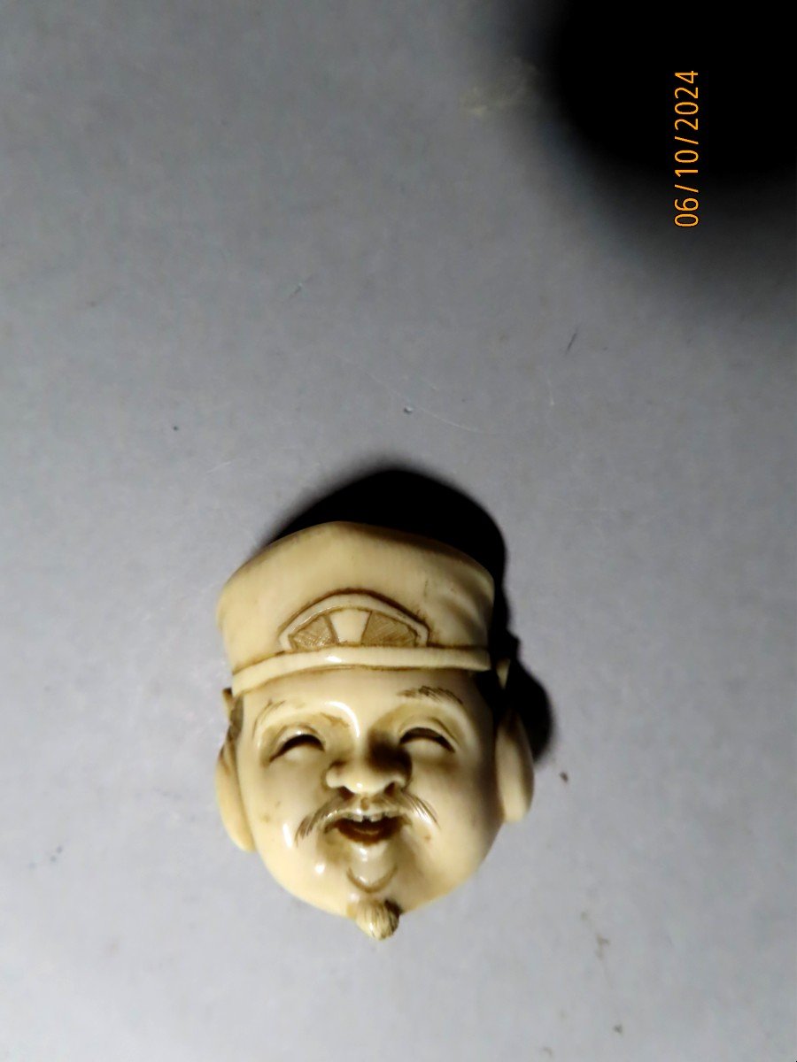 Netsuke en ivoire. Masque de théâtre Nö, Daikoku. Signé Gyokuko,Japon époque Meiji (1868-1912 )