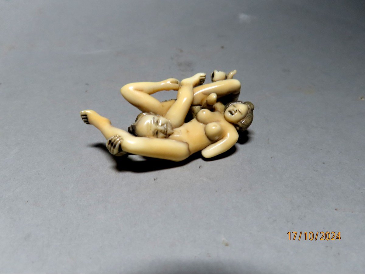 Erotic Netsuke In Ivory. Reclining Couple. Japan Taisho Period (1912-1928)-photo-1