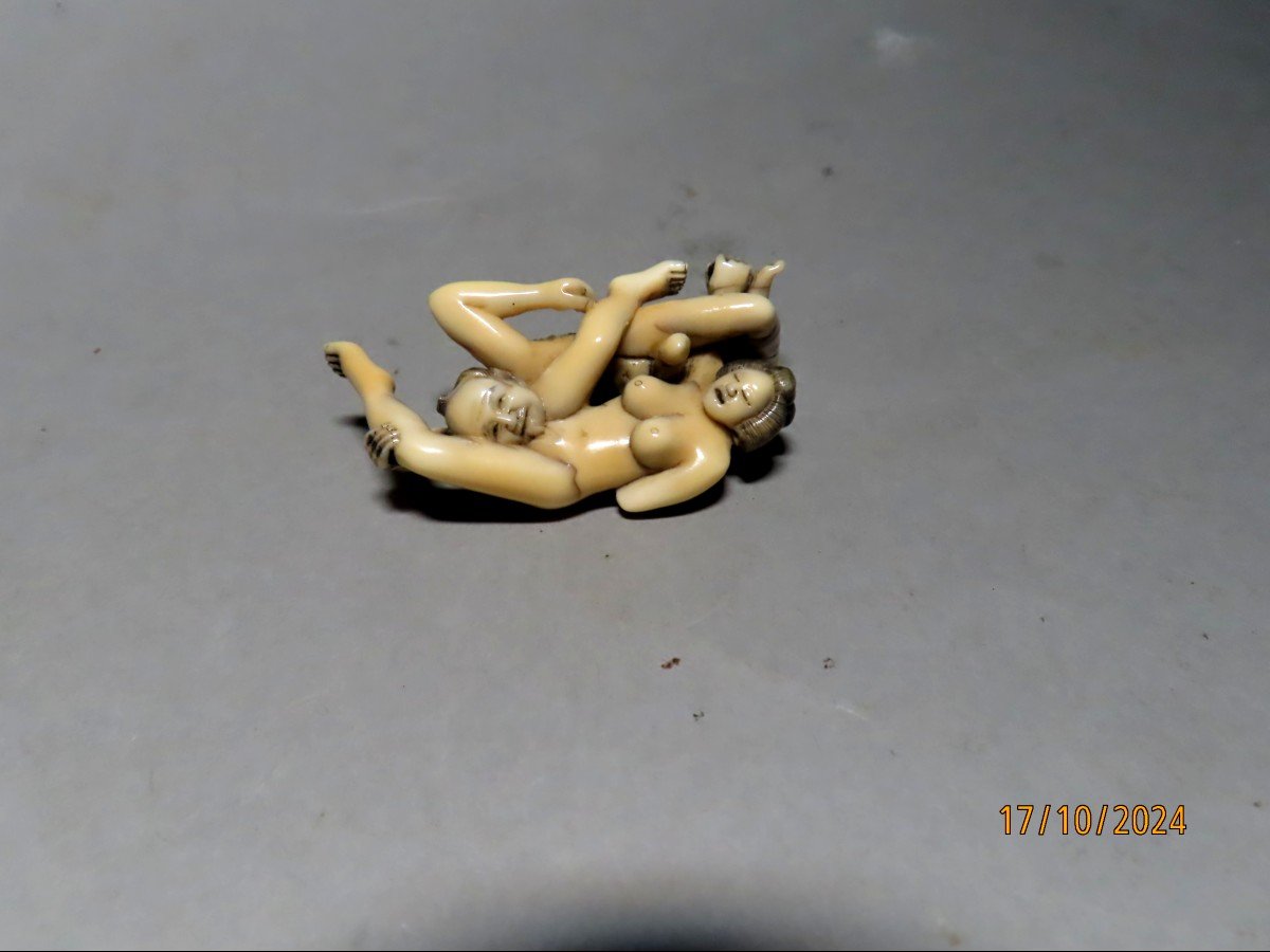 Netsuke érotique en ivoire. Curiosa.Couple allongé. Japon époque Taisho (1912-1928 )