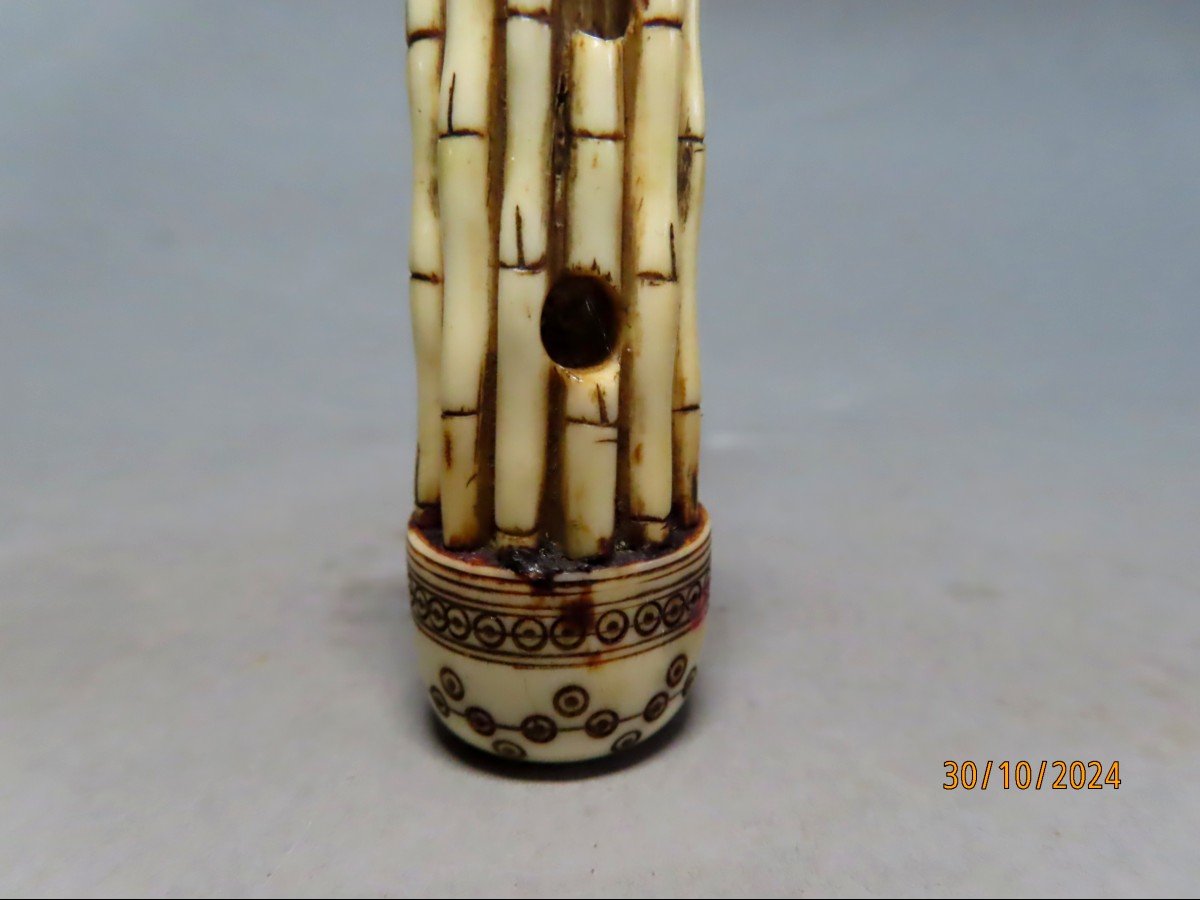 Netsuke en ivoire. Musique. Shô, orgue à bouche. Japon époque Edo ( 1603-1868 )-photo-1