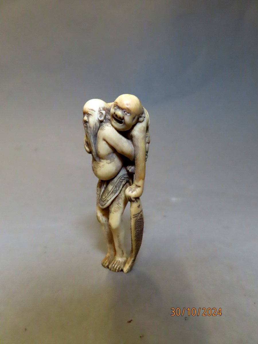 Netsuke en ivoire . Ashinaga et  Tenaga à la pêche. Japon fin Edo début Meiji .-photo-2