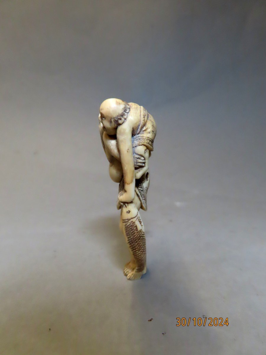 Netsuke en ivoire . Ashinaga et  Tenaga à la pêche. Japon fin Edo début Meiji .-photo-3