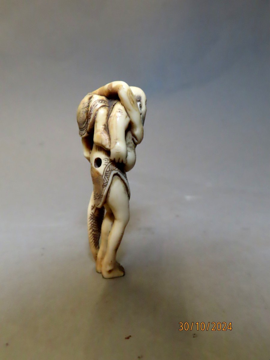 Netsuke en ivoire . Ashinaga et  Tenaga à la pêche. Japon fin Edo début Meiji .-photo-2