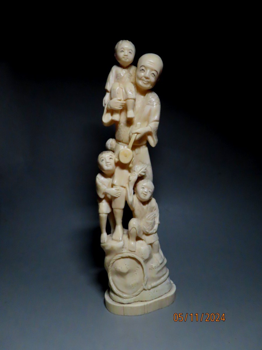 Ivory Okimono. Father And His Three Children. Japan, Taisho Period (1912-1928)