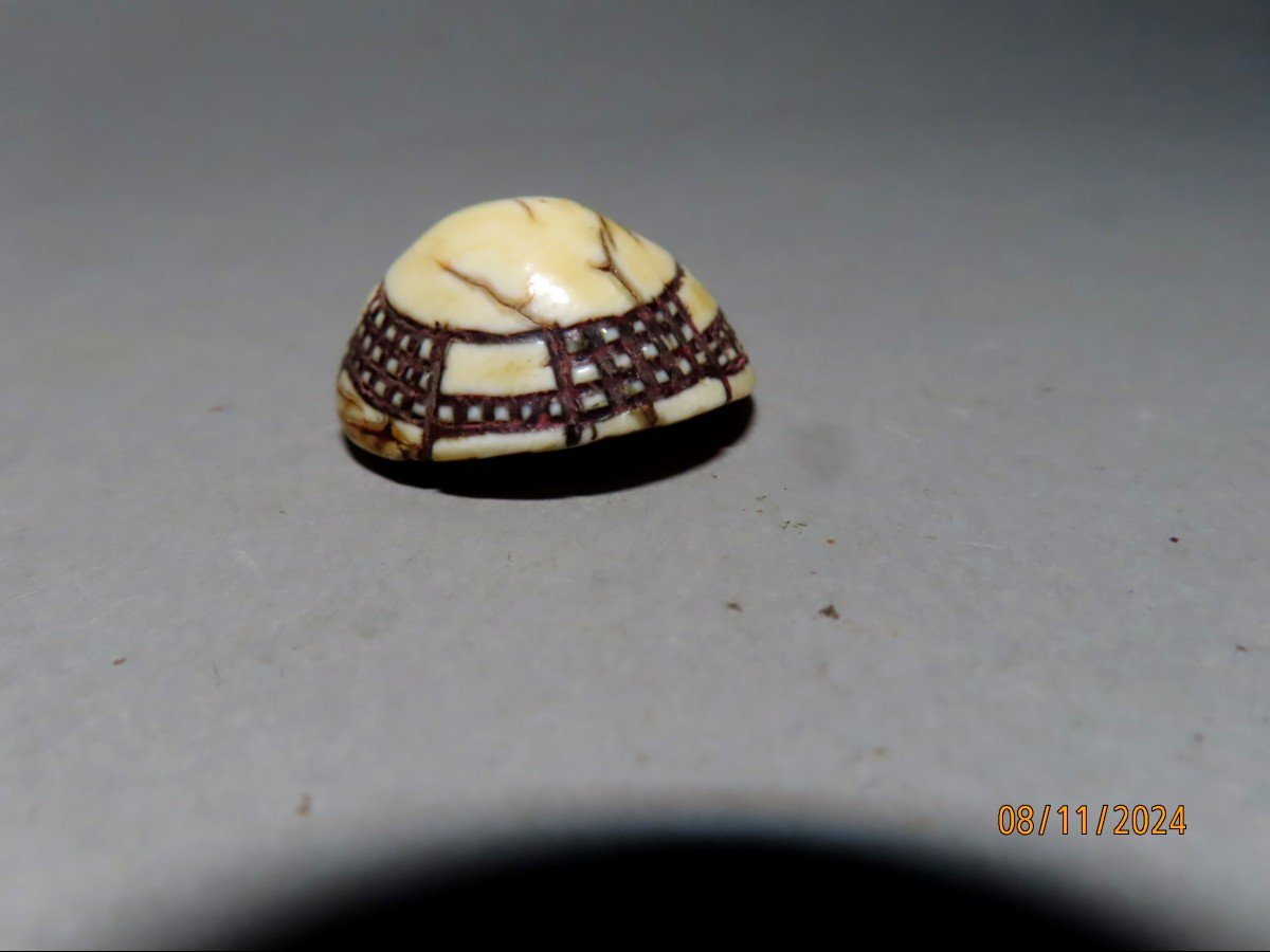 Netsuke en ivoire. Casque. Japon époque Edo (1603-1868 )-photo-4