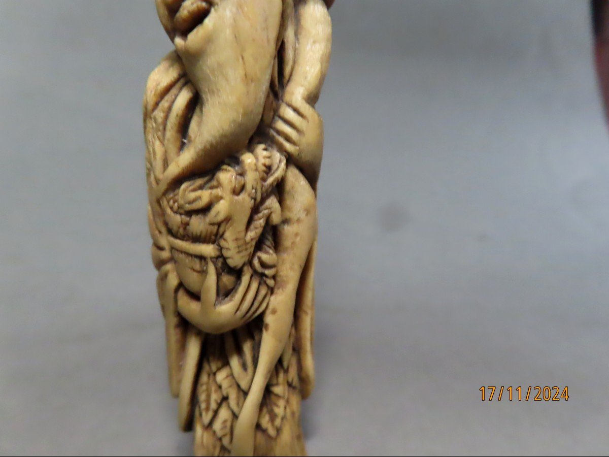 Netsuke en corne de cerf. Sennin et bébé dragon. Japon époque EDO (1603-1868 )-photo-2