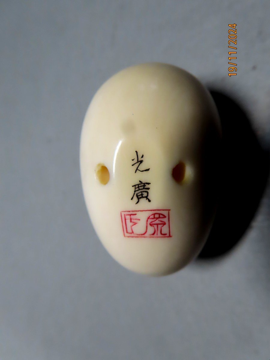 Netsuke en ivoire. Poussin noir dans une coquille. Signé Mitsuhiro, école d'Osaka. Japon Meiji -photo-1