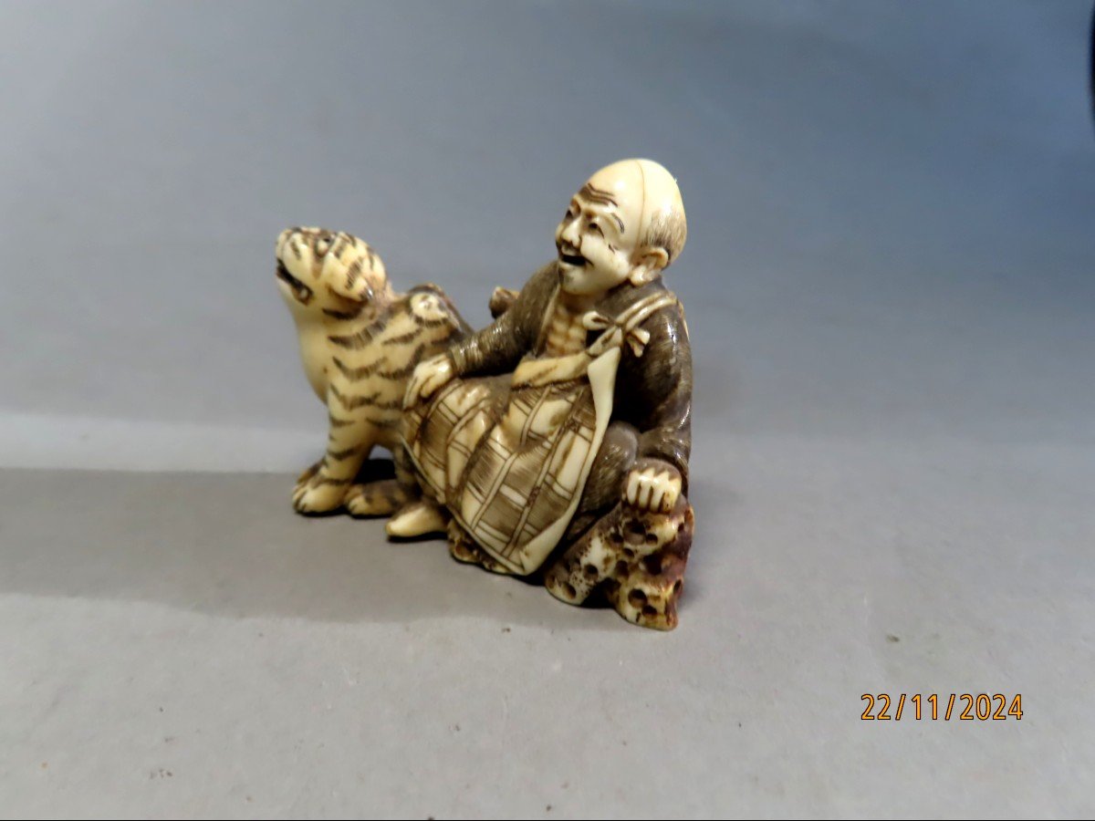 Netsuke en ivoire. Sennin et son tigre. Japon fin Edo début Meiji -photo-2