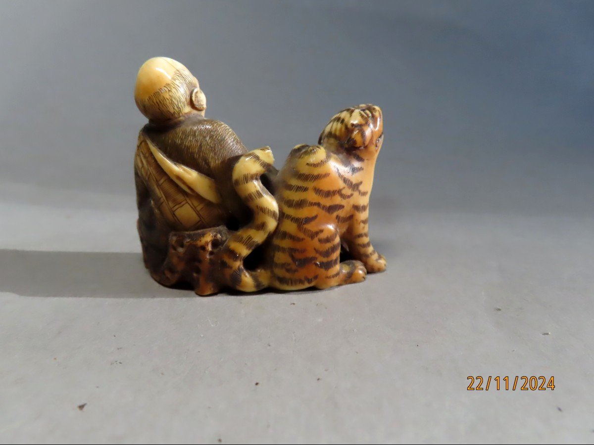 Netsuke en ivoire. Sennin et son tigre. Japon fin Edo début Meiji -photo-1