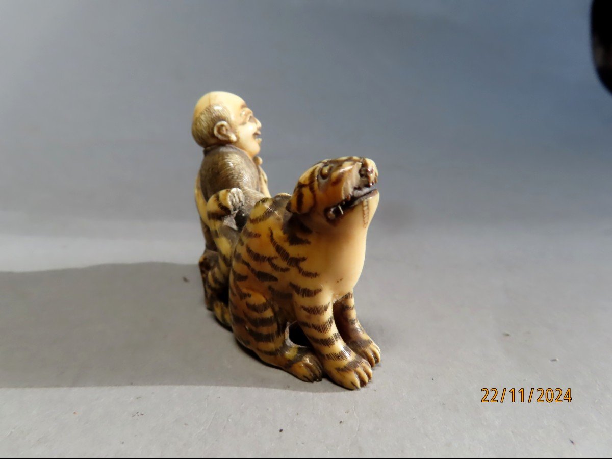 Netsuke en ivoire. Sennin et son tigre. Japon fin Edo début Meiji -photo-2