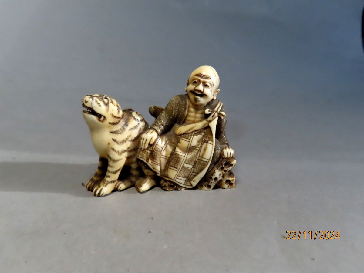 Netsuke en ivoire. Sennin et son tigre. Japon fin Edo début Meiji 