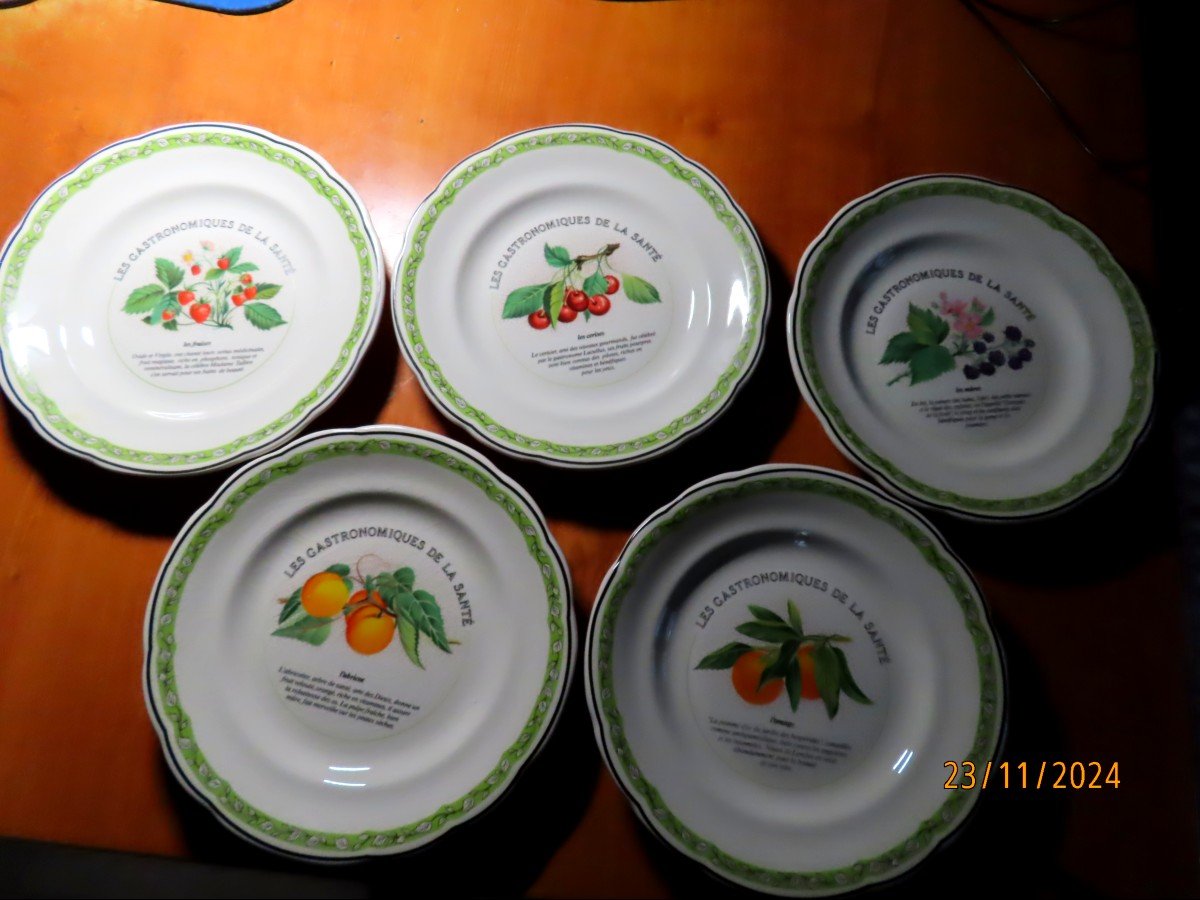 8 New Gien Earthenware Dessert Plates In Their Original Box.