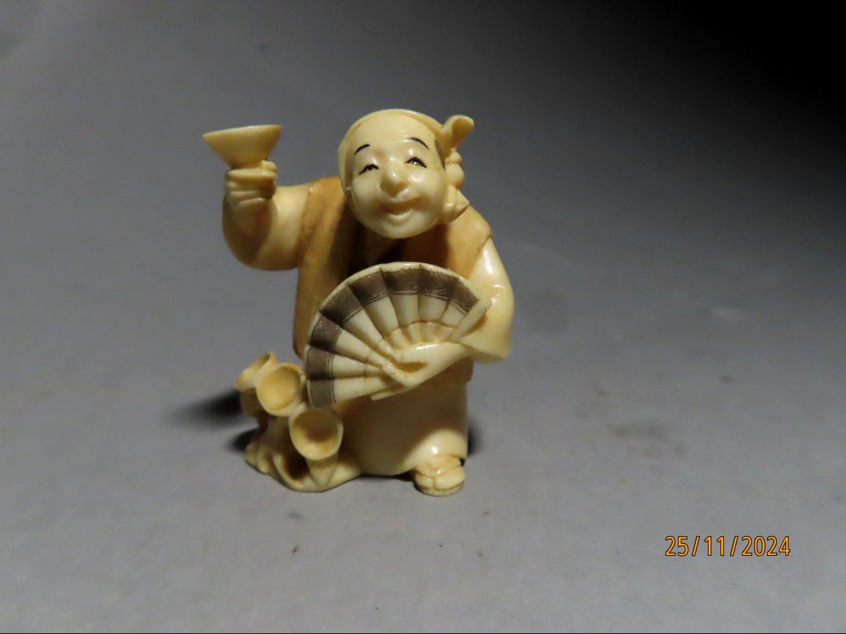 Netsuke en ivoire. La buveuse de sake. Japon époque Taisho (1912-1928 )-photo-2