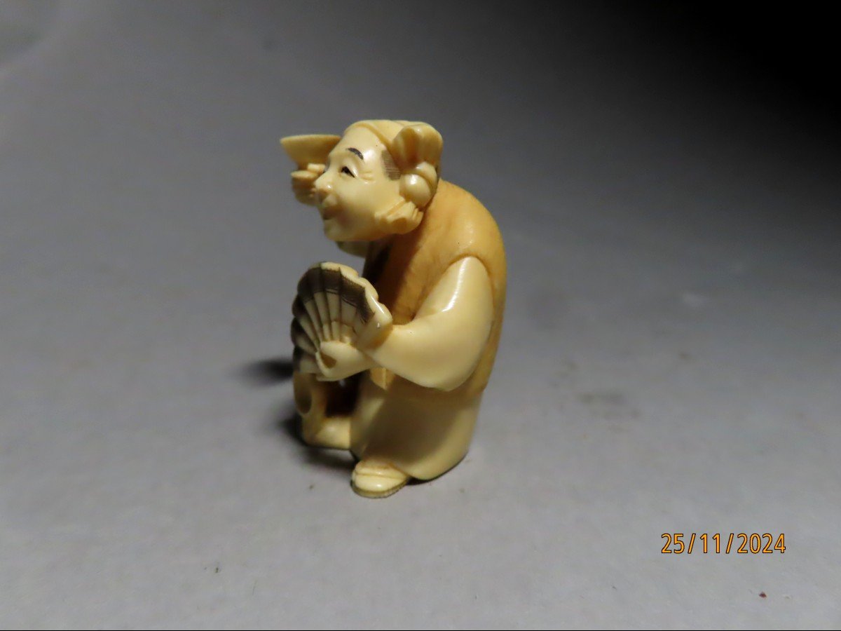 Netsuke en ivoire. La buveuse de sake. Japon époque Taisho (1912-1928 )-photo-3