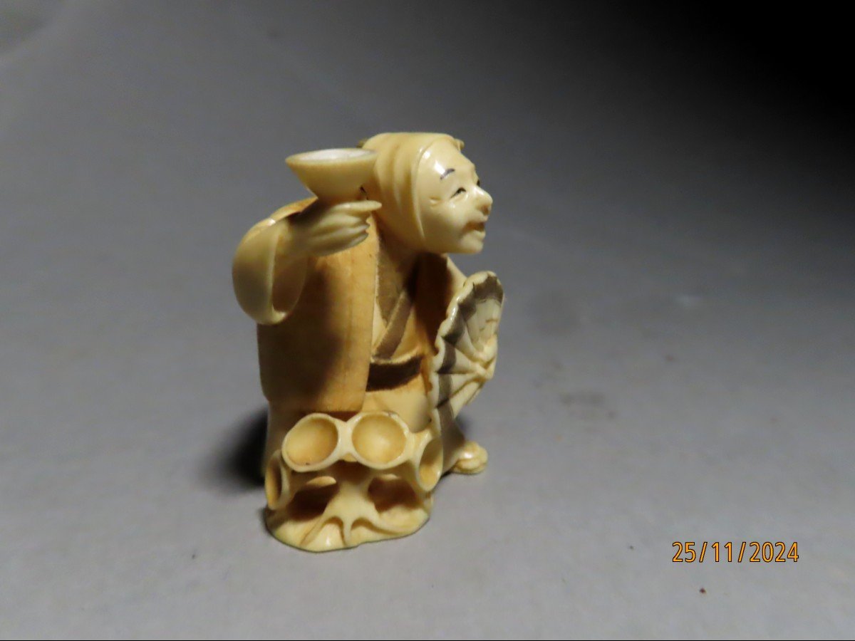 Netsuke en ivoire. La buveuse de sake. Japon époque Taisho (1912-1928 )-photo-2