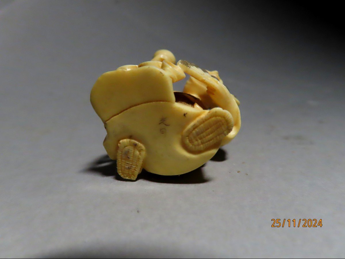 Netsuke en ivoire. La buveuse de sake. Japon époque Taisho (1912-1928 )-photo-3