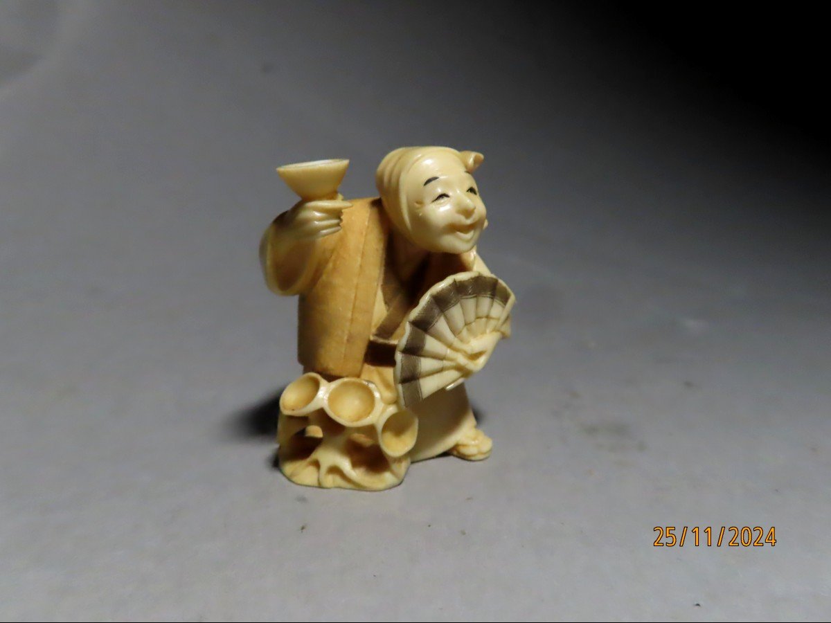 Netsuke en ivoire. La buveuse de sake. Japon époque Taisho (1912-1928 )