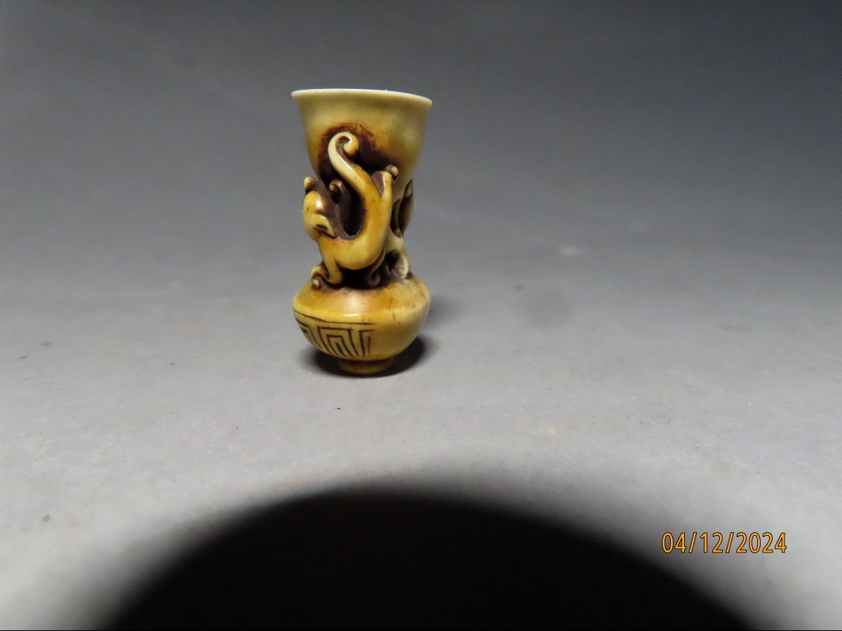 Netsuke en ivoire. Vase aux chimères. Japon époque Meiji (1868-1912 )-photo-3