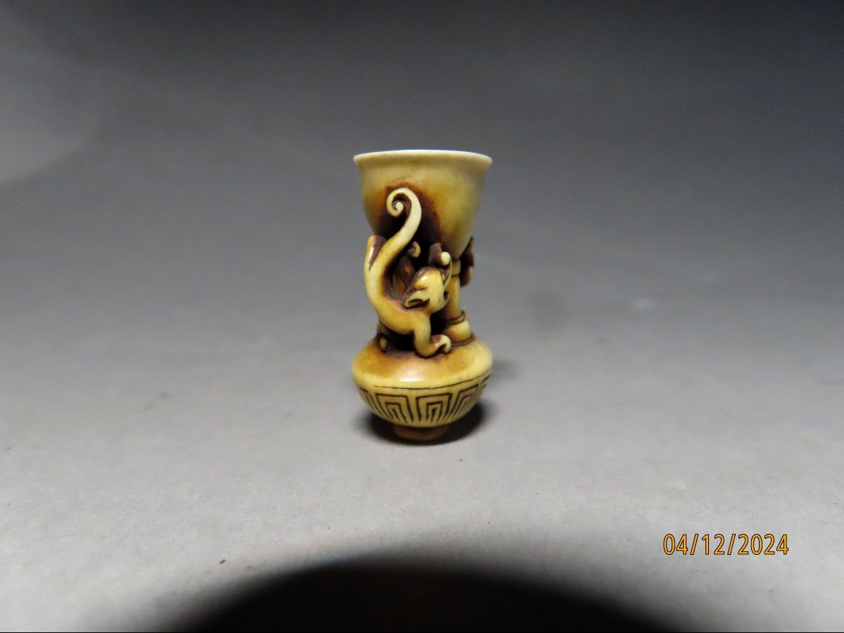 Netsuke en ivoire. Vase aux chimères. Japon époque Meiji (1868-1912 )-photo-1