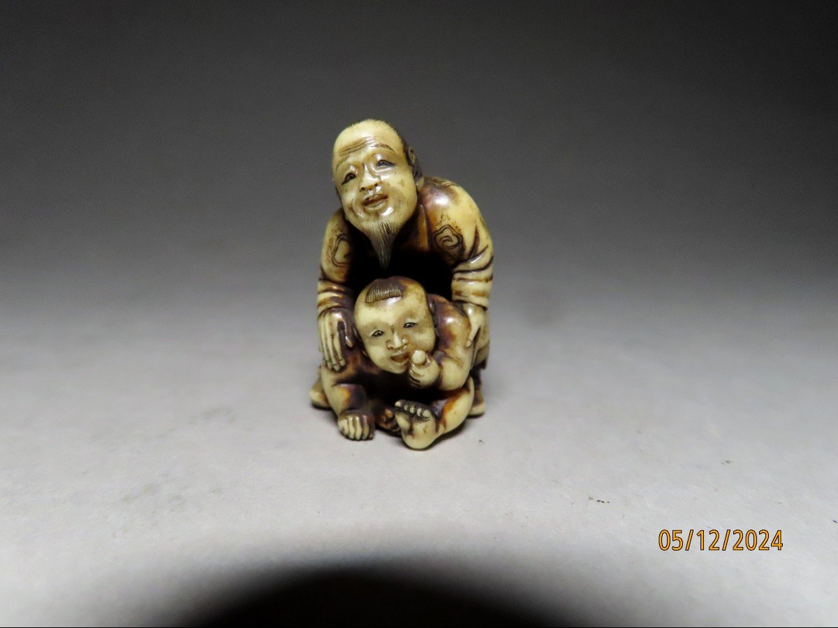 Netsuke en ivoire. Vieil  homme et enfant. Signé Mitsunobu, école d'Osaka. Japon ère Meiji -photo-2