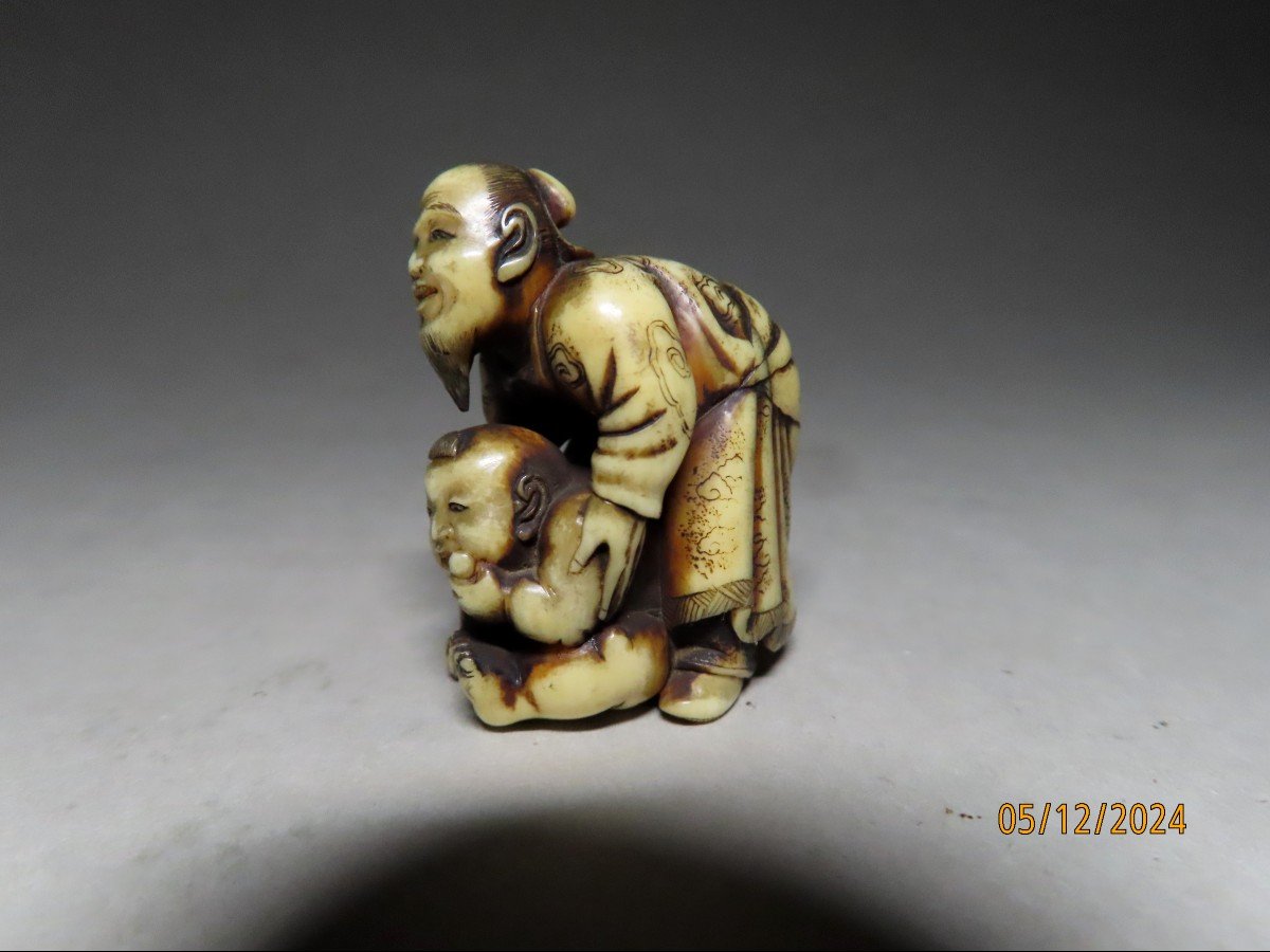 Netsuke en ivoire. Vieil  homme et enfant. Signé Mitsunobu, école d'Osaka. Japon ère Meiji -photo-3