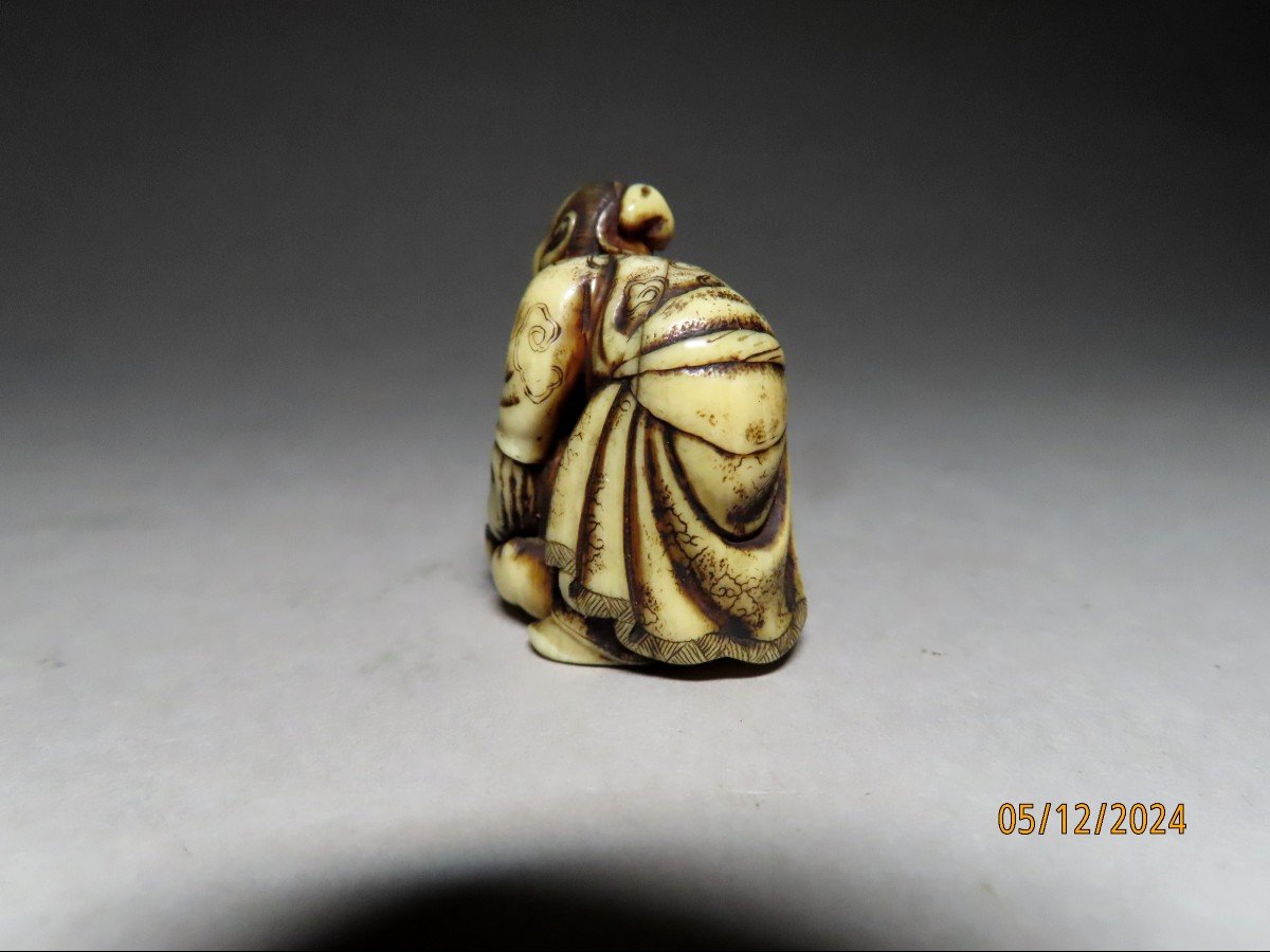 Netsuke en ivoire. Vieil  homme et enfant. Signé Mitsunobu, école d'Osaka. Japon ère Meiji -photo-4