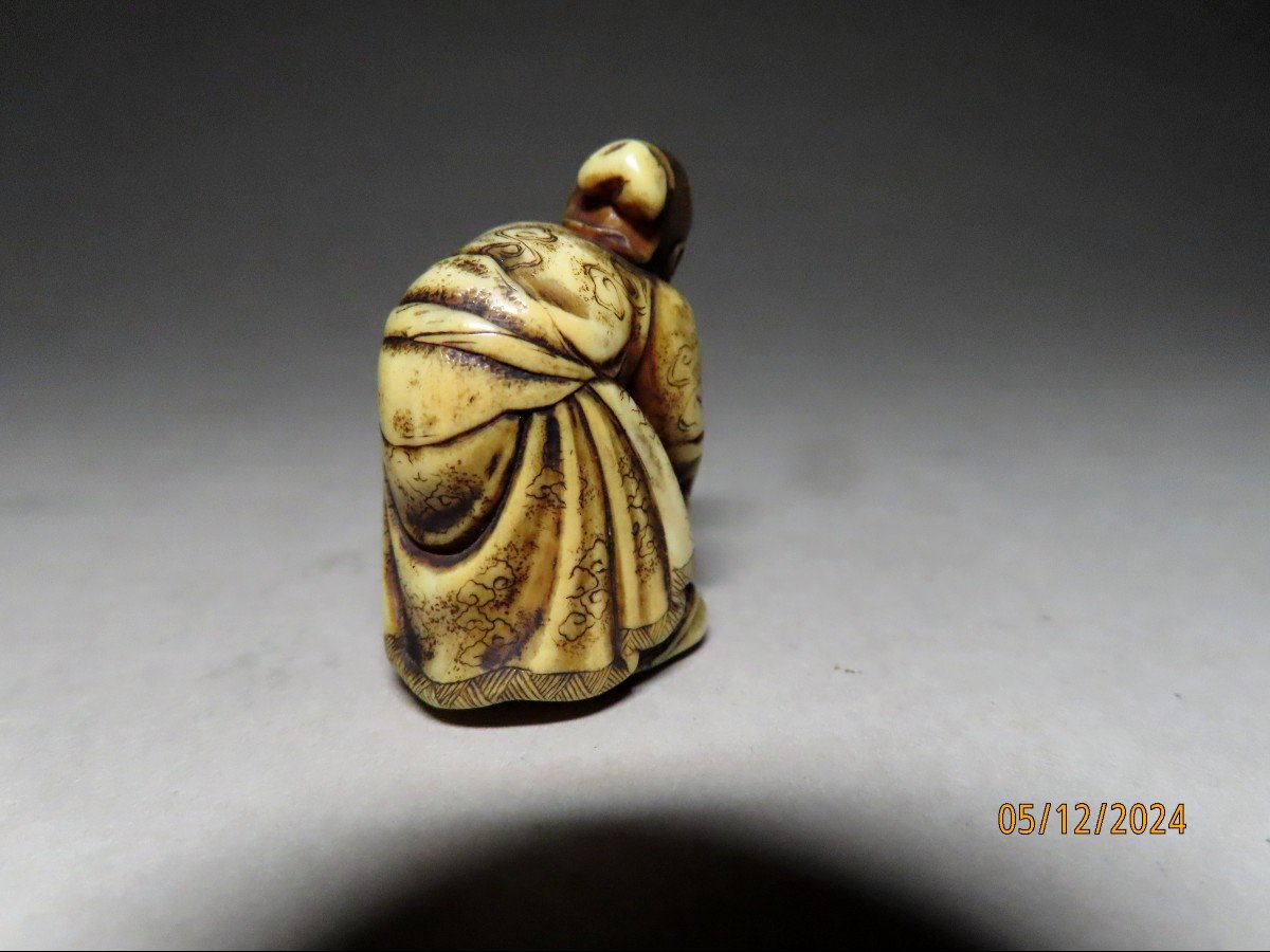 Netsuke en ivoire. Vieil  homme et enfant. Signé Mitsunobu, école d'Osaka. Japon ère Meiji -photo-1