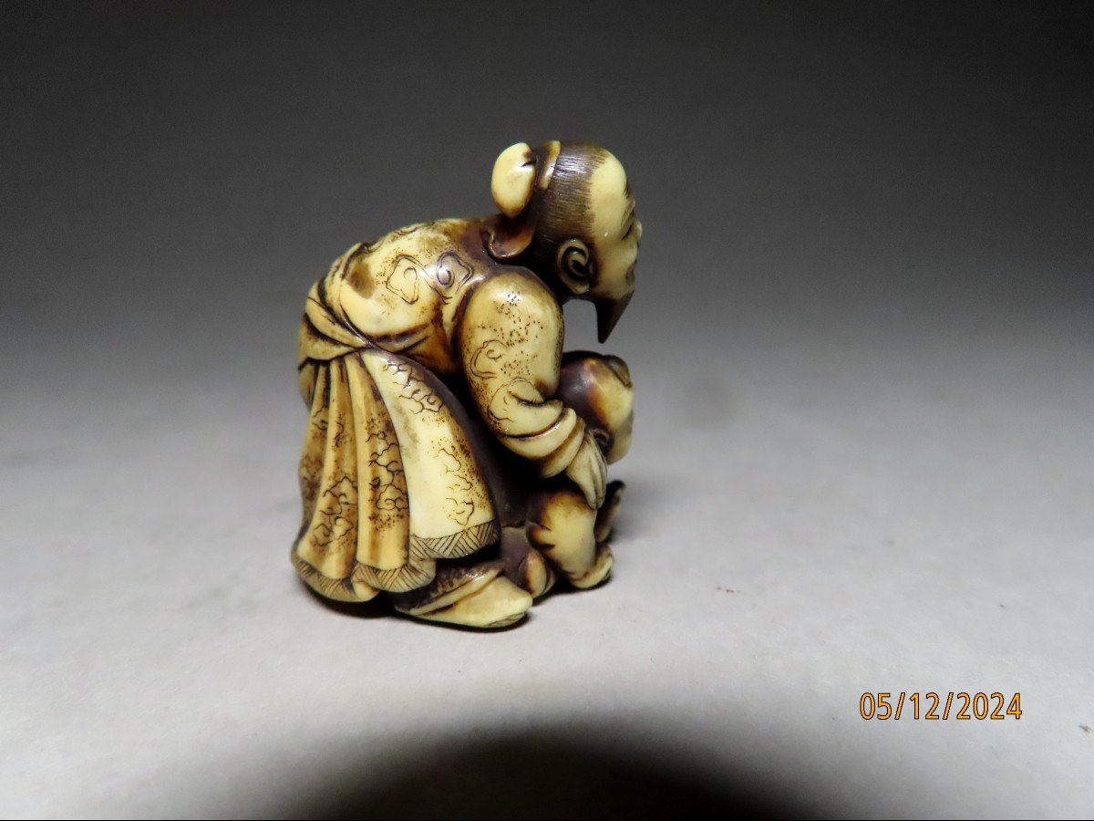 Netsuke en ivoire. Vieil  homme et enfant. Signé Mitsunobu, école d'Osaka. Japon ère Meiji -photo-2