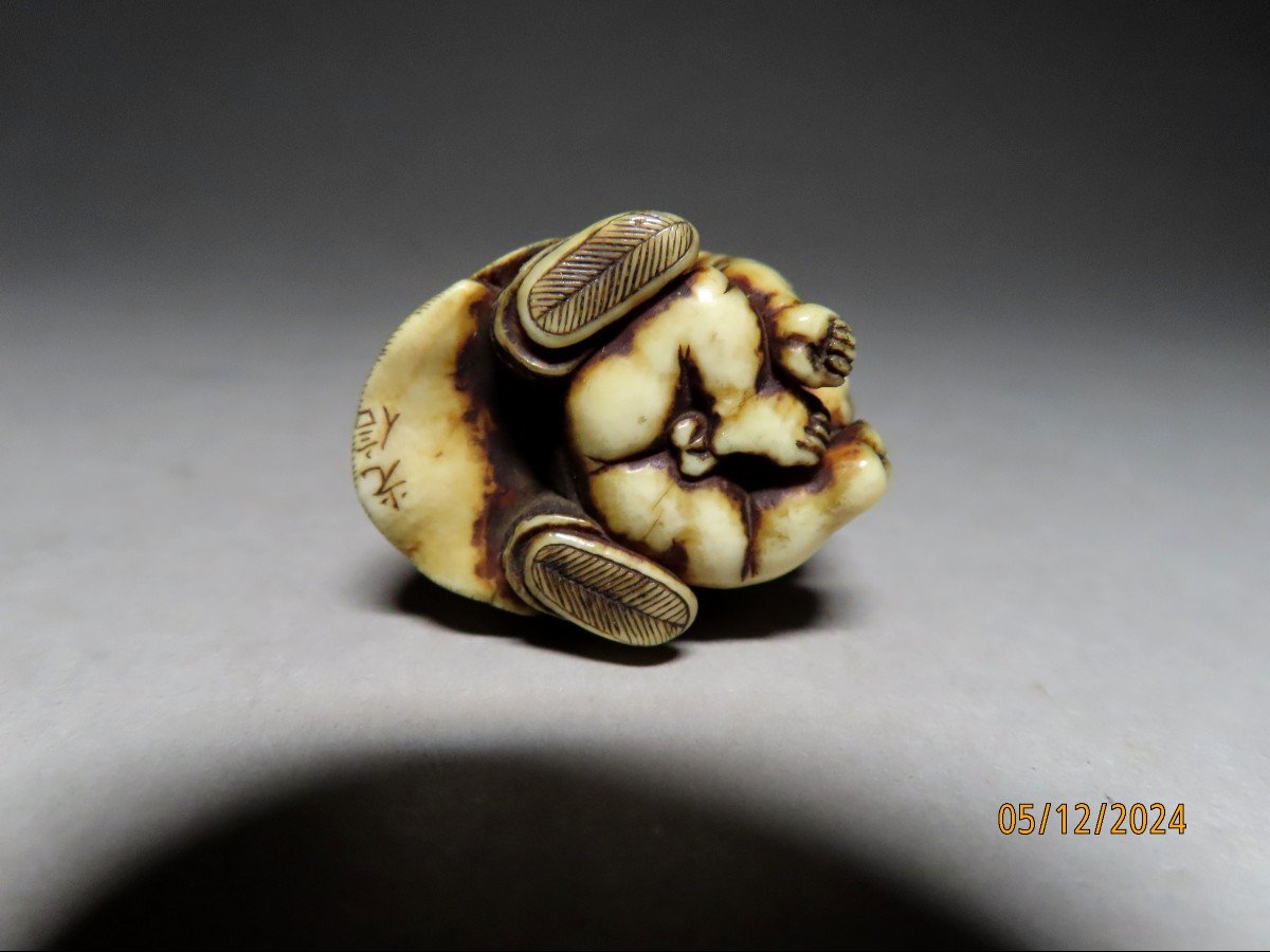 Netsuke en ivoire. Vieil  homme et enfant. Signé Mitsunobu, école d'Osaka. Japon ère Meiji -photo-3