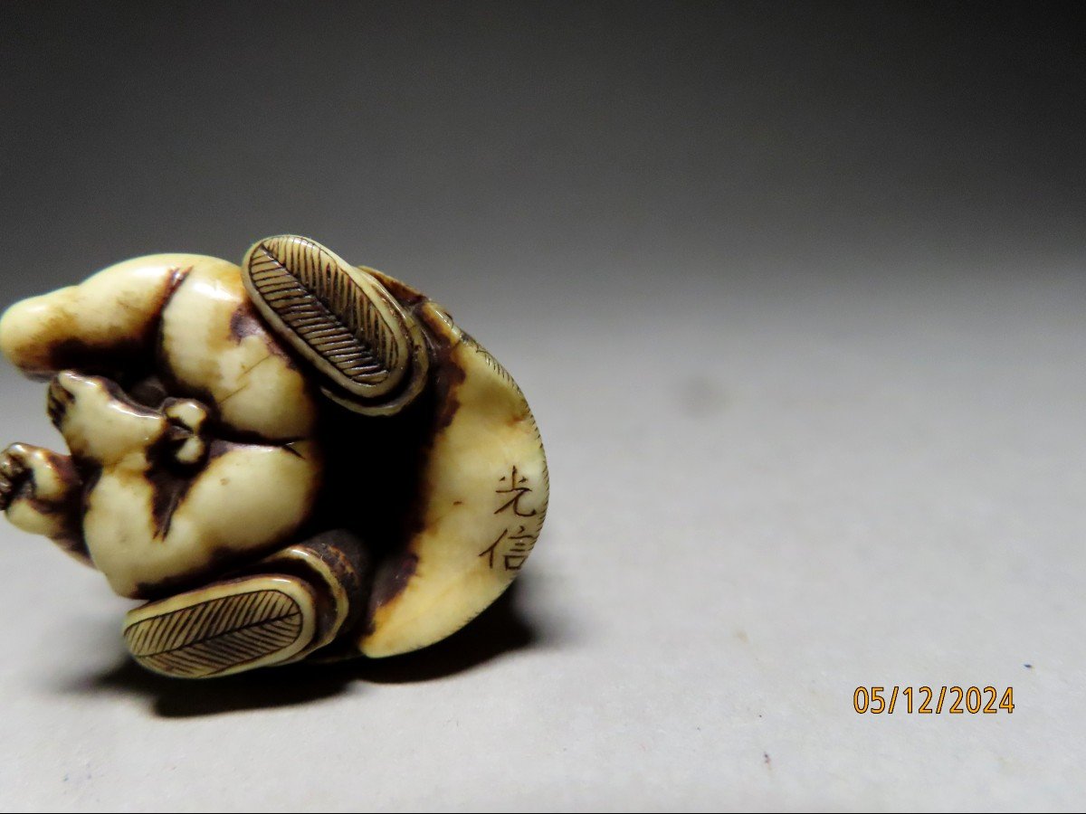 Netsuke en ivoire. Vieil  homme et enfant. Signé Mitsunobu, école d'Osaka. Japon ère Meiji -photo-4