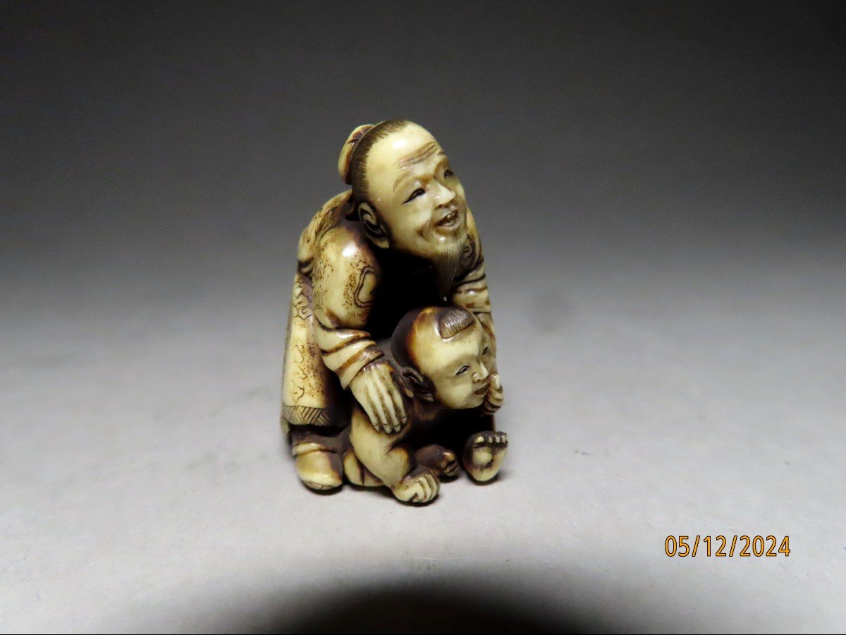 Netsuke en ivoire. Vieil  homme et enfant. Signé Mitsunobu, école d'Osaka. Japon ère Meiji -photo-5