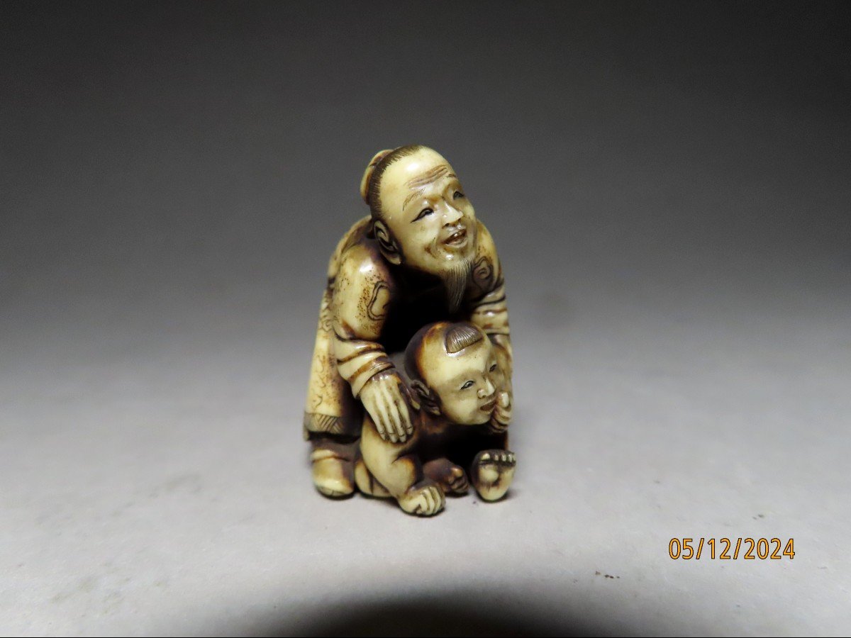 Netsuke en ivoire. Vieil  homme et enfant. Signé Mitsunobu, école d'Osaka. Japon ère Meiji 