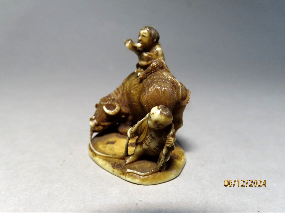 Netsuke en ivoire. Deux karako bouviers. Signé, Japon époque Meiji (1868-1912 )-photo-2