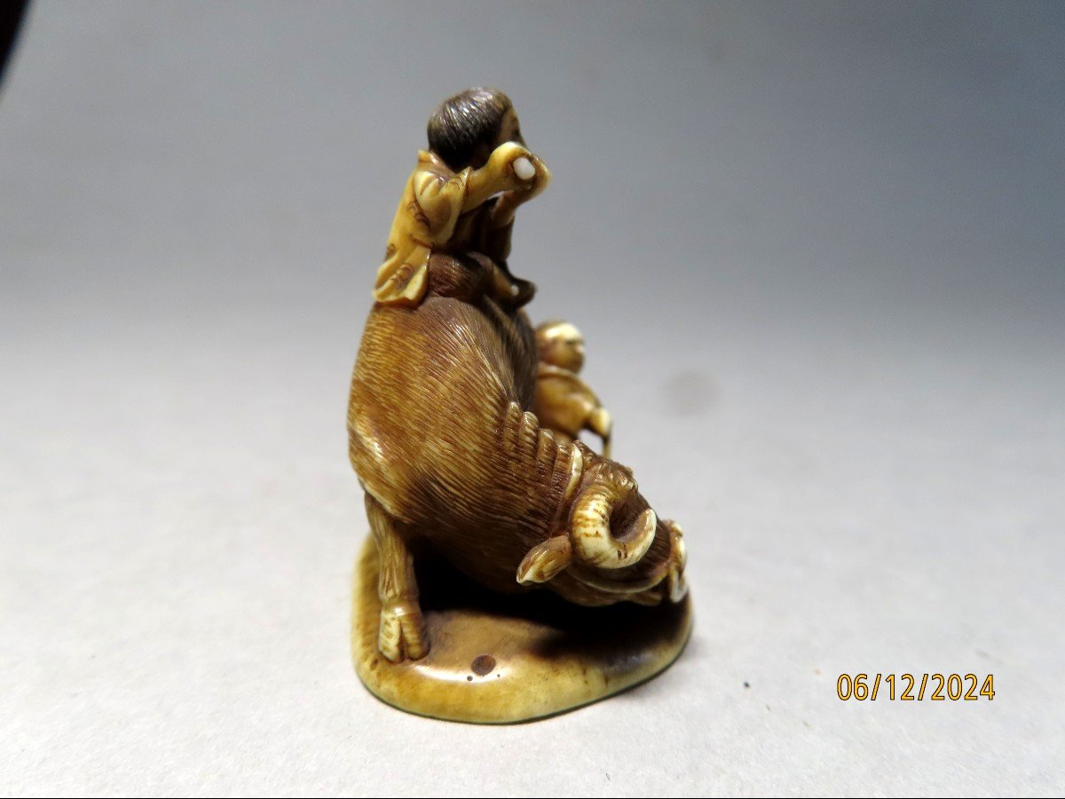 Netsuke en ivoire. Deux karako bouviers. Signé, Japon époque Meiji (1868-1912 )-photo-1