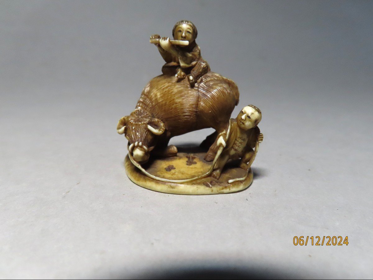 Netsuke en ivoire. Deux karako bouviers. Signé, Japon époque Meiji (1868-1912 )