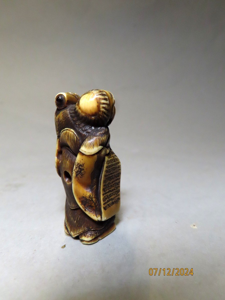 Ivory Netsuke. The Poet Kanzan Reading His Kakemono. Japan Meiji Period. (1868-1912)-photo-2