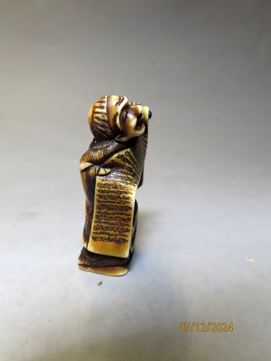 Ivory Netsuke. The Poet Kanzan Reading His Kakemono. Japan Meiji Period. (1868-1912)-photo-3